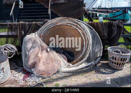 Das Leben ist ein altes Fischerdorf, das im Freien Fischernetze trocknet Stockfoto