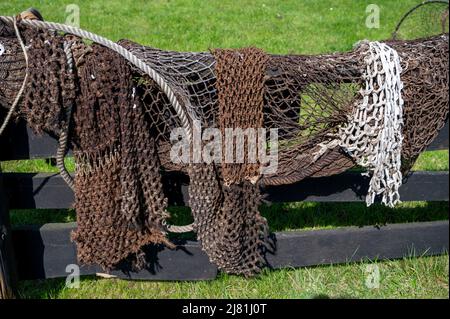 Das Leben ist ein altes Fischerdorf, das im Freien Fischernetze trocknet Stockfoto