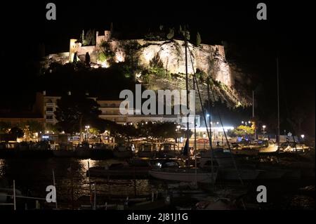 Nacht in Südfrankreich, Blick auf den alten Fischerhafen mit Booten und beleuchteten Gebäuden in Cassis, Provence, Frankreich im Frühling Stockfoto