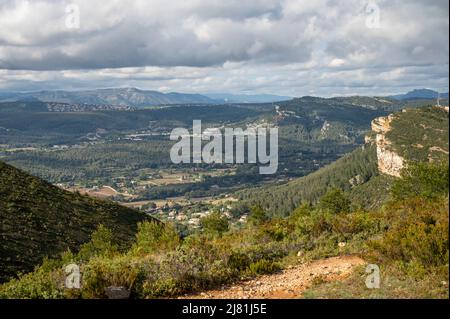 Touristische Route D141 Straße von La Ciotat nach Cassis, Panoramablick auf sandige Kalksteinfelsen und grünen Pinienwald, Urlaub in der Provence, Frankreich Stockfoto