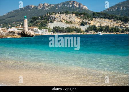 Panoramablick auf Klippen, blaues Meer, klares Wasser am Strand Plage du Bestouan in Cassis, Provence, Frankreich Stockfoto