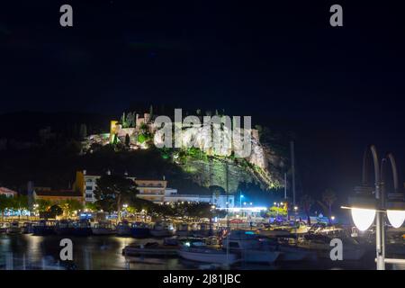 Nacht in Südfrankreich, Blick auf den alten Fischerhafen mit Booten und beleuchteten Gebäuden in Cassis, Provence, Frankreich im Frühling Stockfoto