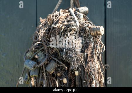 Das Leben ist ein altes Fischerdorf, das im Freien Fischernetze trocknet Stockfoto