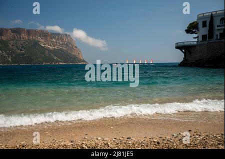 Panoramablick auf Klippen, blaues Meer, klares Wasser am Strand Plage du Bestouan in Cassis, Provence, Frankreich Stockfoto