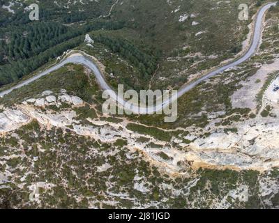 Touristische Route D141 Straße von La Ciotat nach Cassis, Panoramablick auf sandige Kalksteinfelsen und grünen Pinienwald, Urlaub in der Provence, Frankreich Stockfoto