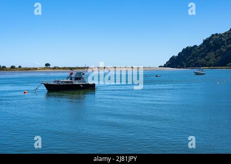 Boote vertäuten am Whakatane Harbour in der Stadt Whakatane, Neuseeland, Bay of Plenty Stockfoto