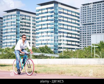 Junge Hipster Mann Reiten feste Ausrüstung Fahrrad auf Stadt Straße Stockfoto