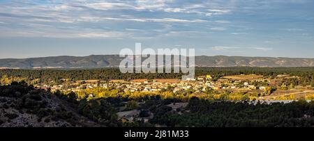 Sonnenuntergang Landschaftsansicht mit einem Grasland mit Steinen in der Dehesa Boyal in Collado Villalba, Serrania de Cuenca,. Spanien Stockfoto