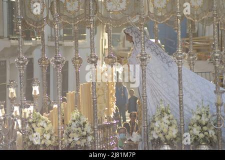 Jungfrau in Prozession in der Karwoche spanisch. Virgen del Rocio. Palmsonntag. Velez Malaga, Andalusien, Spanien Stockfoto