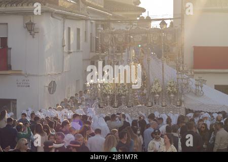 Jungfrau in Prozession in der Karwoche spanisch. Virgen del Rocio. Palmsonntag. Velez Malaga, Andalusien, Spanien Stockfoto