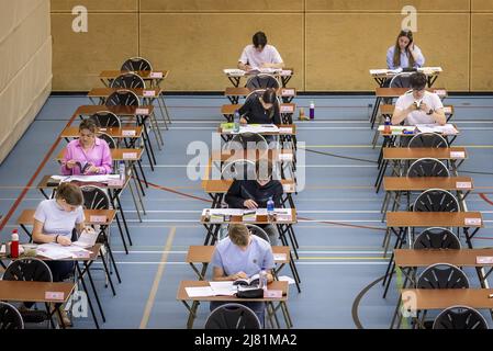 2022-05-12 08:19:33 DEN HAAG - graduierende Kursteilnehmer während ihrer Prüfungen an einer weiterführenden Schule. Aufgrund der Corona-Krise finden die Prüfungen in modifizierter Form statt. Aufgrund der Corona dürfen die Schüler in diesem Schuljahr auch einen zusätzlichen Widerstand leisten und ihre Prüfungen über zwei Zeiträume verteilen. REMKO DE WAAL niederlande aus - belgien aus Stockfoto