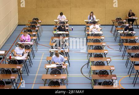 2022-05-12 08:19:33 DEN HAAG - graduierende Kursteilnehmer während ihrer Prüfungen an einer weiterführenden Schule. Aufgrund der Corona-Krise finden die Prüfungen in modifizierter Form statt. Aufgrund der Corona dürfen die Schüler in diesem Schuljahr auch einen zusätzlichen Widerstand leisten und ihre Prüfungen über zwei Zeiträume verteilen. REMKO DE WAAL niederlande aus - belgien aus Stockfoto