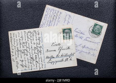 Potsdam, Deutschland - 06. MAI 2022. Alte Postkarten aus den Jahren 1935 und 1939 mit Briefmarken, die das Porträt des deutschen Reichspräsidenten Paul von Hindenburg zeigen, Stockfoto