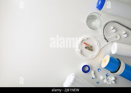 Lieferung von Werkzeugen und Teilen für die Wartung und Reparatur von Sanitärwasseraufbereitungsanlagen auf einem weißen Tisch. Draufsicht. Horizontale Zusammensetzung. Stockfoto