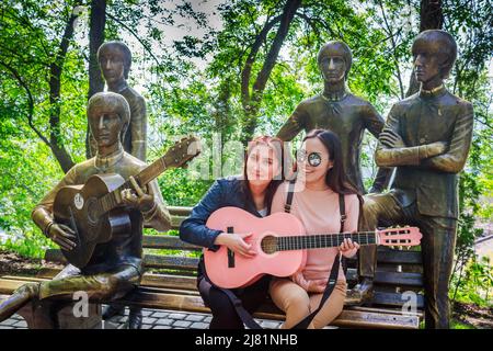 Bronzestatuen der Beatles. Eine Touristenattraktion in Kasachstan Stockfoto