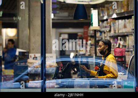 (220512) -- WASHINGTON, 12. Mai 2022 (Xinhua) -- ein Mitarbeiter arbeitet in einem Lebensmittelmarkt in Washington, D.C., den Vereinigten Staaten, 6. Mai 2022. (Foto von Ting Shen/Xinhua) Stockfoto