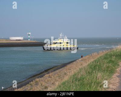 Terneuzen, Niederlande, 23. April 2022, Dieses Schiff ist ein Service-Schiff der Rijkswaterstaat, das in Terneuzen unter der niederländischen Flagge fährt Stockfoto