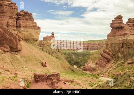 Die sedimentären Sandsteinfelsen und der Wind geschnitzten Türme der Charyn Canyon Stockfoto