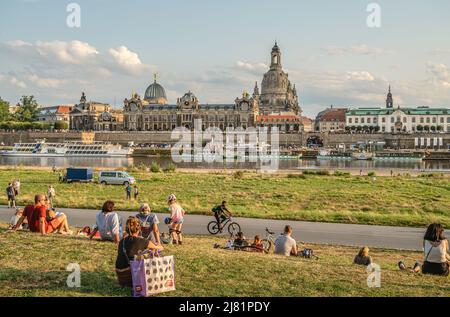 Die Einheimischen genießen die Dämmerung an der Elbe vor der Dresdner Skyline, Sachsen, Deutschland Stockfoto