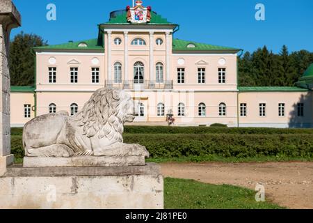 Das Dorf Stepanowskoje-Wolosowo. Russland, Region Twer. 9. August 2021: Steinerner Löwe, der den Eingang zum Anwesen bewacht. Skulpturales Fragment des ent Stockfoto