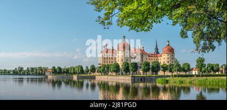 Panorama von Schloss Moritzburg, einem Barockschloss in Moritzburg, bei Dresden, Sachsen, Deutschland Stockfoto