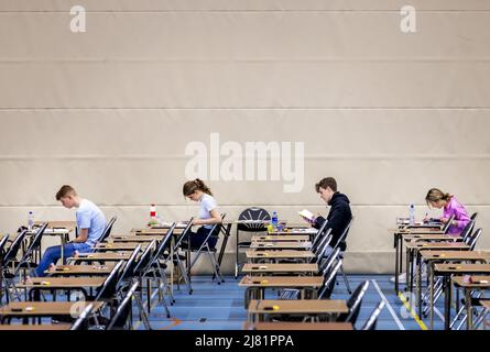 2022-05-12 08:07:53 DEN HAAG - graduierende Kursteilnehmer während ihrer Prüfungen an einer weiterführenden Schule. Aufgrund der Corona-Krise finden die Prüfungen in modifizierter Form statt. Aufgrund der Corona dürfen die Schüler in diesem Schuljahr auch einen zusätzlichen Widerstand leisten und ihre Prüfungen über zwei Zeiträume verteilen. REMKO DE WAAL niederlande aus - belgien aus Stockfoto