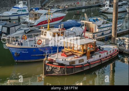 Fischerboote im Medienhafen Düsseldorf, NRW, Deutschland Stockfoto