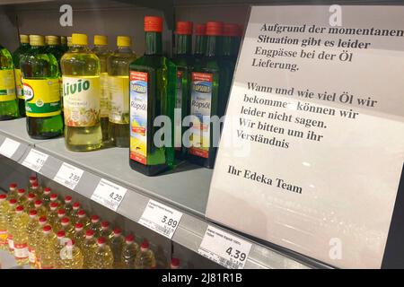 Leere Supermarktregale-Horten von Speiseöl, Lieferengpässe weiter. Limitierter Verkauf von nur 2 Flaschen. Aus Angst vor den Auswirkungen des Ukraine-Krieges horten die Menschen immer noch Speiseöl. Zuerst stieg der Preis, jetzt haben sich einige Verbraucher für Notfälle einfinden lassen. Das Ergebnis sind leere Regale in vielen Supermärkten. Stockfoto