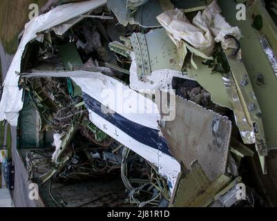 02. Juli 2002, Baden-Württemberg, Überlingen: Trümmer eines der beiden abgestürzten Flugzeuge liegen in einem Container, der zum Bodensee-Flughafen gebracht wird. Mehr als 70 Menschen wurden am 4. Juli 2002 bei einer Flugzeugkollision über dem Bodensee getötet. Eine Tupolev TU-154 von Bashkirian Airlines war mit einem Frachtflugzeug der Boeing 757 des Paketdienstes DHL kollidiert. Foto: Felix Kästle/dpa Stockfoto