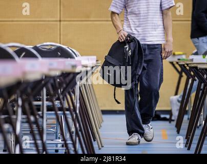 2022-05-12 07:47:31 DEN HAAG - Ein Student vor der deutschen Abschlussprüfung an einer Sekundarschule. Aufgrund der Corona-Krise finden die Prüfungen in modifizierter Form statt. Aufgrund der Corona dürfen die Schüler in diesem Schuljahr auch einen zusätzlichen Widerstand leisten und ihre Prüfungen über zwei Zeiträume verteilen. REMKO DE WAAL niederlande aus - belgien aus Stockfoto