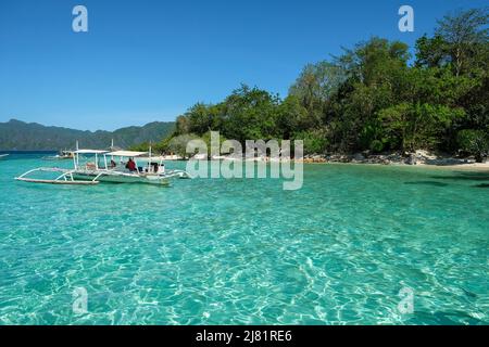 Coron, Philippinen - Mai 2022: Blick auf den Strand von Cyc. Inselhopping in Coron am 9. Mai 2022 in Palawan, Philippinen. Stockfoto