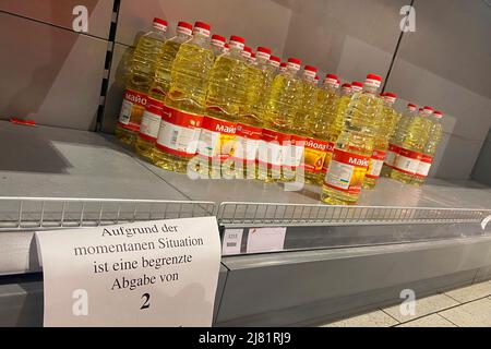 Leere Supermarktregale-Horten von Speiseöl, Lieferengpässe weiter. Limitierter Verkauf von nur 2 Flaschen. Aus Angst vor den Auswirkungen des Ukraine-Krieges horten die Menschen immer noch Speiseöl. Zuerst stieg der Preis, jetzt haben sich einige Verbraucher für Notfälle einfinden lassen. Das Ergebnis sind leere Regale in vielen Supermärkten. Stockfoto