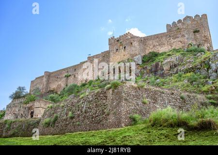 Blick in den niedrigen Winkel der mittelalterlichen Festung, bekannt als Castillo de la Luna oder Moon Castle in Alburquerque, Spanien Stockfoto