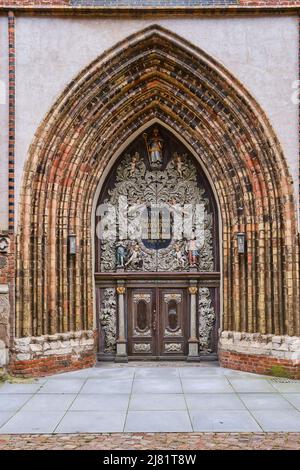 Reich verzierte Westportal der Nikolaikirche (St. Nikolaikirche), Hansestadt Stralsund, Mecklenburg-Vorpommern, Deutschland. Stockfoto