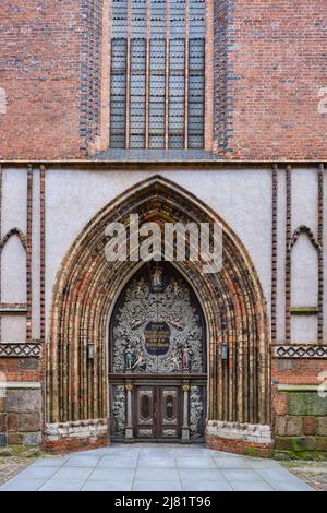 Reich verzierte Westportal der Nikolaikirche (St. Nikolaikirche), Hansestadt Stralsund, Mecklenburg-Vorpommern, Deutschland. Stockfoto