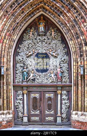 Reich verzierte Westportal der Nikolaikirche (St. Nikolaikirche), Hansestadt Stralsund, Mecklenburg-Vorpommern, Deutschland. Stockfoto