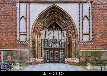 Reich verzierte Westportal der Nikolaikirche (St. Nikolaikirche), Hansestadt Stralsund, Mecklenburg-Vorpommern, Deutschland. Stockfoto