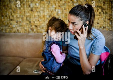 Saporischschschja, Ukraine. 10/05/2022, Stellvertretende Leiterin der regionalen Militärverwaltung Saporischschschja, Zlata Nekrasova, bleibt bei Alisa, 4, die während der jüngsten Evakuierung aus dem Asowstal-Stahlwerk, Saporischschschja, im Südosten der Ukraine, unbegleitet reiste. Das Mädchen und die Mutter, ein Gesundheitshelfer, die in einem der Azovstal-Bunker untergebracht waren, wurden von russischen Invasoren in einem Filterlager im sogenannten „DNR“ getrennt. Später brachte Alisas Onkel das Mädchen in die Westukraine, um ihre Großmutter aus Polen zu treffen. 10.Mai 2022. Foto von Dmytro Smolyenko/Ukrinform/ABACAPRESS.COM Stockfoto