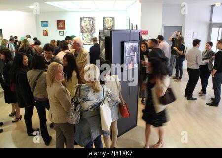 Lancement de la Saison culturelle de l'Alliance française de Paris avec Clémence à la guitare et Exposition collective de peintures Stockfoto