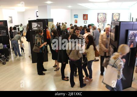 Lancement de la Saison culturelle de l'Alliance française de Paris avec Clémence à la guitare et Exposition collective de peintures Stockfoto