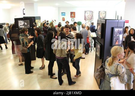 Lancement de la Saison culturelle de l'Alliance française de Paris avec Clémence à la guitare et Exposition collective de peintures Stockfoto