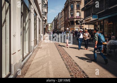 Luxemburg, 2022. Mai: Menschen shoppen im Stadtzentrum Stockfoto