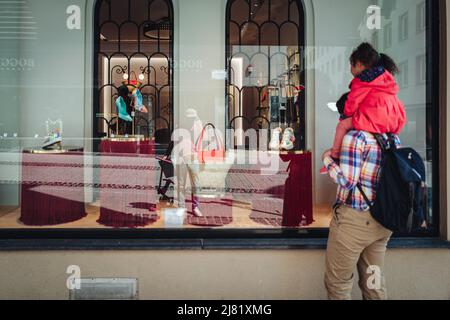 Luxemburg, 2022. Mai: Menschen shoppen im Stadtzentrum Stockfoto