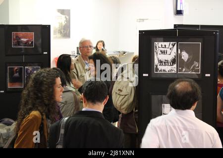 Lancement de la Saison culturelle de l'Alliance française de Paris avec Clémence à la guitare et Exposition collective de peintures Stockfoto