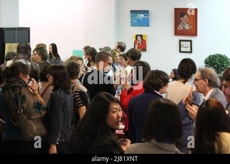 Lancement de la Saison culturelle de l'Alliance française de Paris avec Clémence à la guitare et Exposition collective de peintures Stockfoto