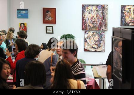 Lancement de la Saison culturelle de l'Alliance française de Paris avec Clémence à la guitare et Exposition collective de peintures Stockfoto