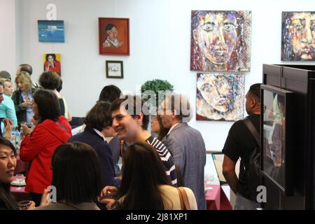 Lancement de la Saison culturelle de l'Alliance française de Paris avec Clémence à la guitare et Exposition collective de peintures Stockfoto