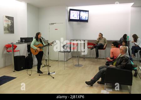 Lancement de la Saison culturelle de l'Alliance française de Paris avec Clémence à la guitare et Exposition collective de peintures Stockfoto