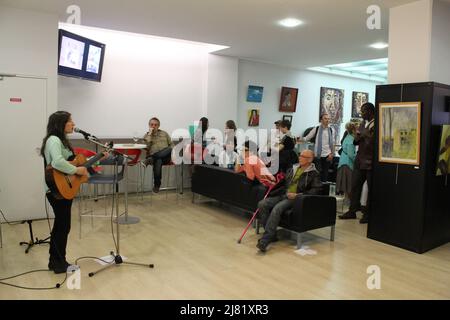 Lancement de la Saison culturelle de l'Alliance française de Paris avec Clémence à la guitare et Exposition collective de peintures Stockfoto