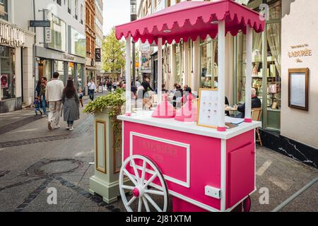 LUXEMBURG, MAI 2022: Der berühmte Laden von Laduree, der Eiscreme verkauft Stockfoto